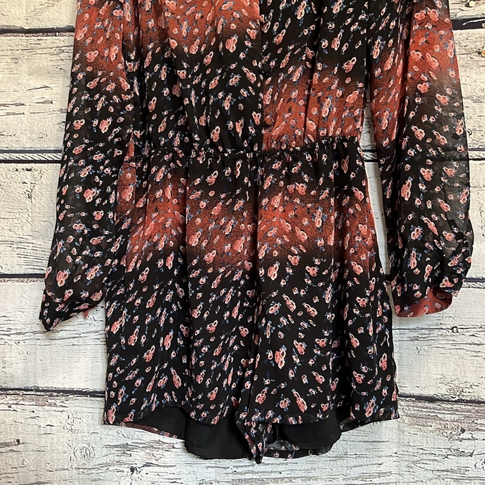 BCBGeneration Button Front V Neck Floral Chiffon Romper Size M - Picture 5 of 16